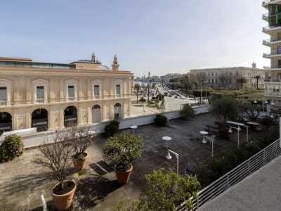 Da qui scorgiamo anche l�invidiabile terrazza privata che sovrasta la sala Murat con piante, tavolini e panchine in legno e affaccio su piazza del Ferrarese